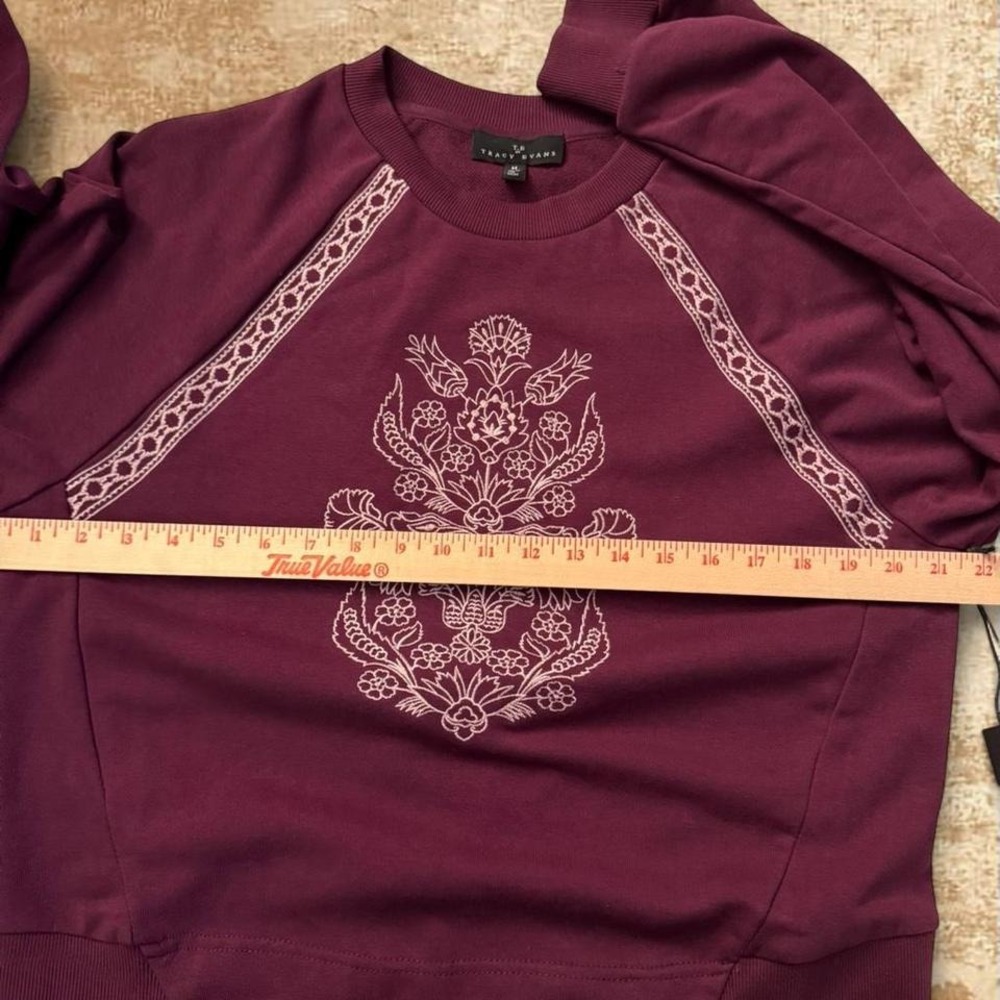 Plum embroidered crewneck Floral stitch + lace trim Size M - Picture 3 of 6